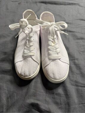 Women’s Casual White Low-Top Lace-Up Sneakers